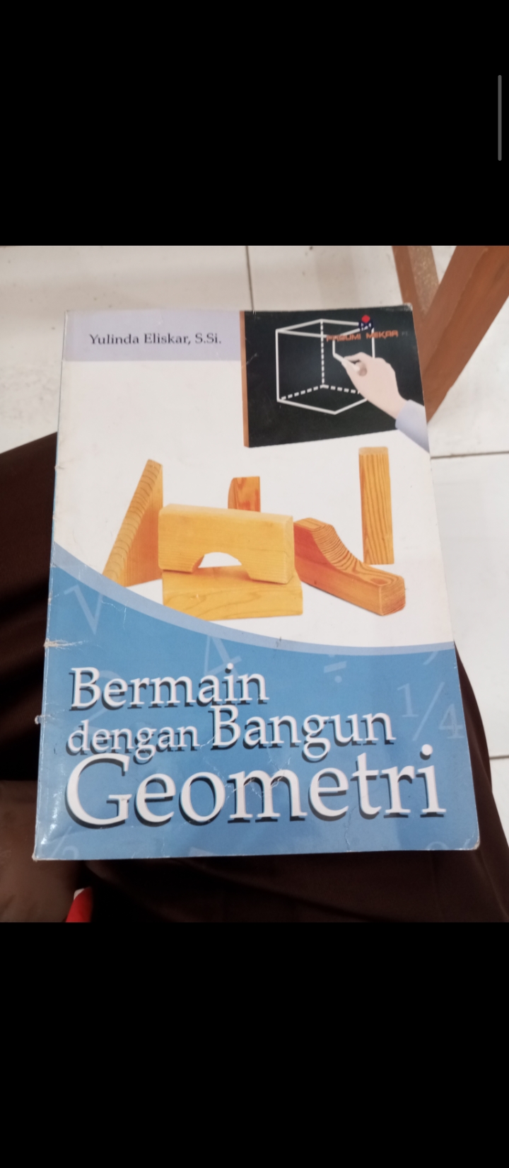 Sampul bermain dengan bangun geometri