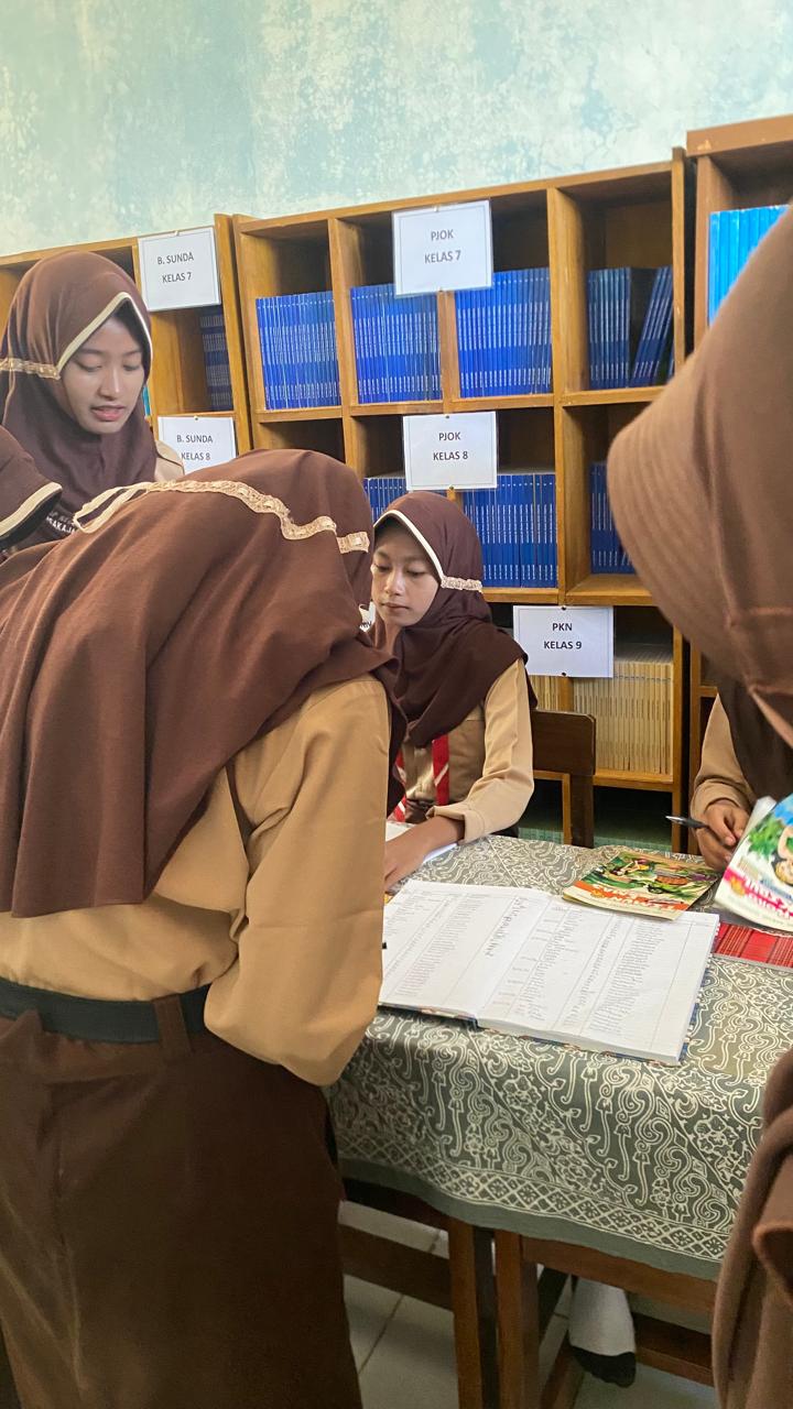 Kunjungan KBM mata pelajaran Bahasa Indonesia kelas 9C.